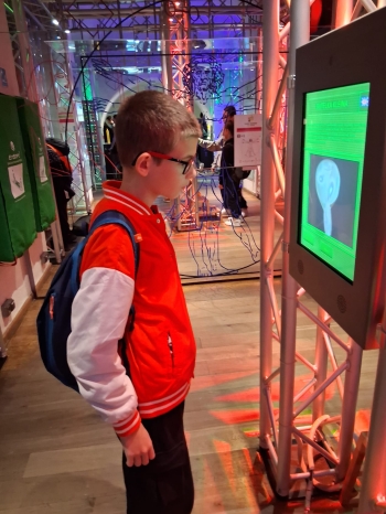 9f7b260d-1599-411a-8925-7b970e5e592e