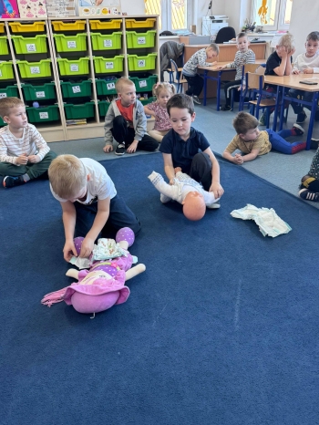 647557078_906680511982552_8344375451660987172_n