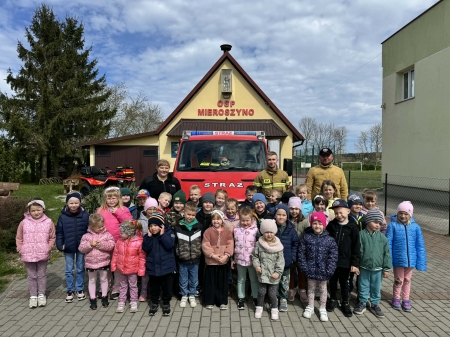 Wizyta przedszkolaków w remizie OSP Mieroszyno